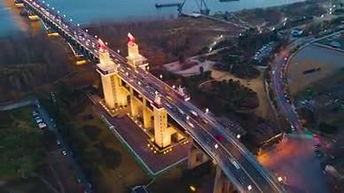 夜幕晚高峰川流不息的南京长江大桥车流航拍视频的预览图